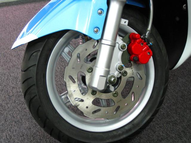●大型ウェーブディスクを採用しステンレスメッツシュタイプのブレーキホースも標準装備● ●大型ウェーブディスクを採用しステンレスメッツシュタイプのブレーキホースも標準装備●