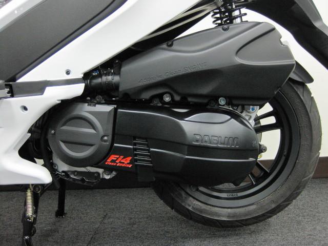 ●水冷4サイクルDOHC4バルブエンジンを搭載● ●水冷4サイクルDOHC4バルブエンジンを搭載●