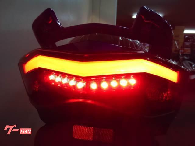 ●LEDとともに、光の方向を制御し効率を高める導光材料を新採用● ●LEDとともに、光の方向を制御し効率を高める導光材料を新採用●