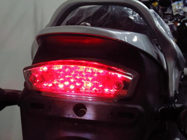 ● 後続車からの視認性に優れた LEDテールランプ付です ● ● 後続車からの視認性に優れた LEDテールランプ付です ●
