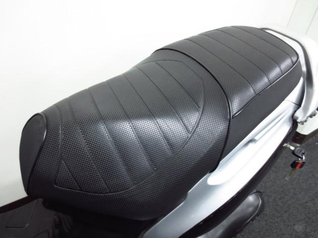 ● 高級感のある スポーツレザーを採用した スポーツシート ● ● 高級感のある スポーツレザーを採用した スポーツシート ●