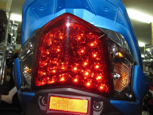 ● 後続車からの 視認性に優れた LEDテールランプ ● ● 後続車からの 視認性に優れた LEDテールランプ ●