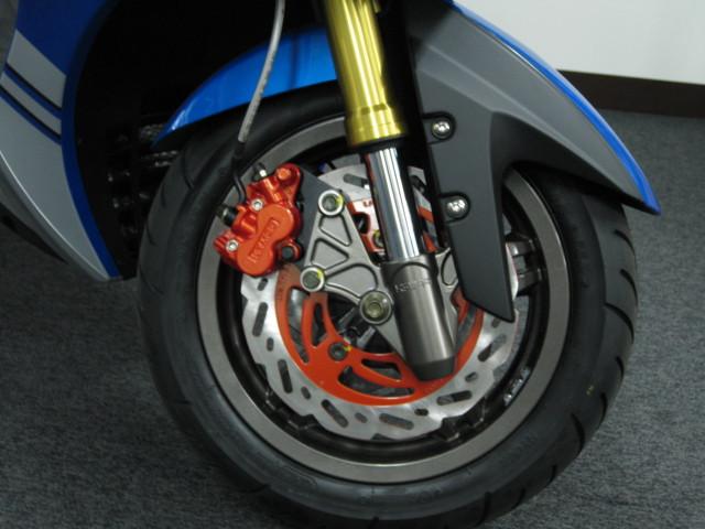 ● 倒立サスペンション ● 左右ダブルディスクを装備 ● ● 倒立サスペンション ● 左右ダブルディスクを装備 ●