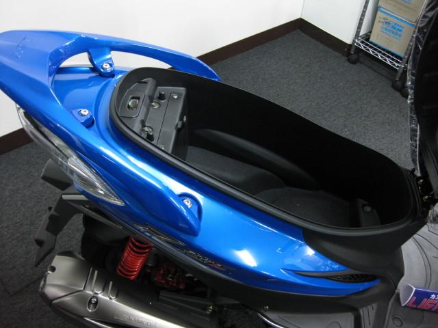 ● フルフェイスヘルメットが余裕で入るメットインスペース ● ● フルフェイスヘルメットが余裕で入るメットインスペース ●
