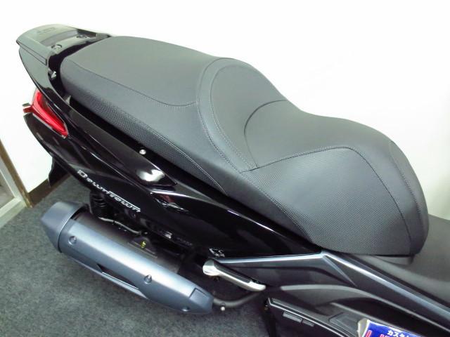 高級感のある スポーツレザーを採用した 大型のダブルシート 高級感のある スポーツレザーを採用した 大型のダブルシート