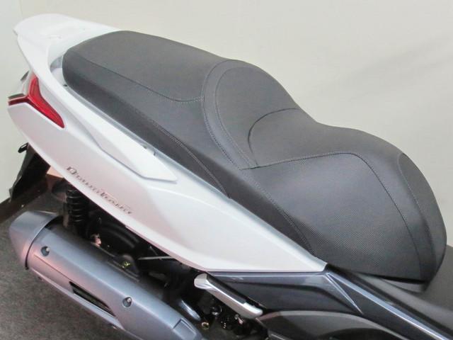 高級感のある スポーツレザーを採用した 大型のダブルシート 高級感のある スポーツレザーを採用した 大型のダブルシート