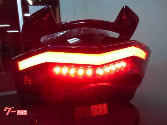 ●LEDとともに、光の方向を制御し効率を高める導光材料を新採用● ●LEDとともに、光の方向を制御し効率を高める導光材料を新採用●