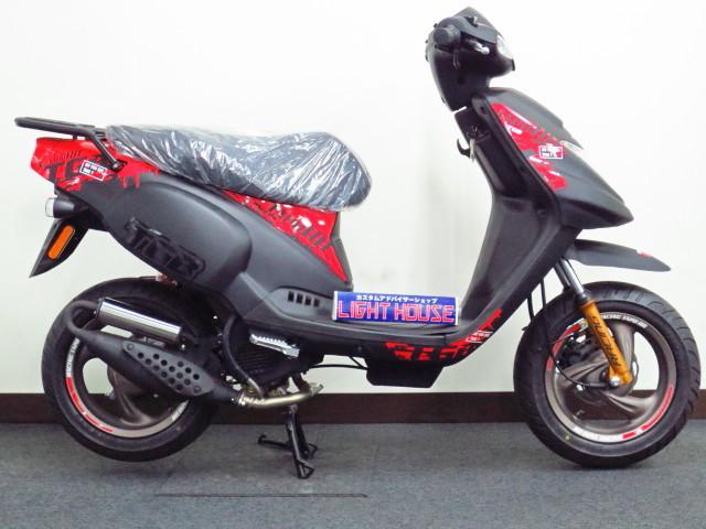 ●125ccクラス並みの 大柄のボディに パワフルな 規制前の 2サイクル50ccエンジンを搭載● ●125ccクラス並みの 大柄のボディに パワフルな 規制前の 2サイクル50ccエンジンを搭載●