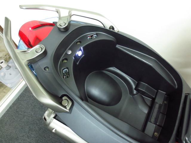 ●フルフェイスヘルメットが余裕で入るメットインスペース● ●フルフェイスヘルメットが余裕で入るメットインスペース●