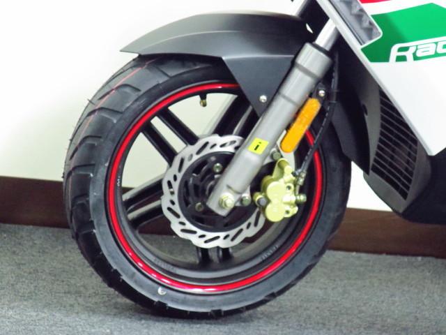 ●フロントブレーキには ウェーブディスクを採用 ●タイヤサイズは 120・60・13● ●フロントブレーキには ウェーブディスクを採用 ●タイヤサイズは 120・60・13●
