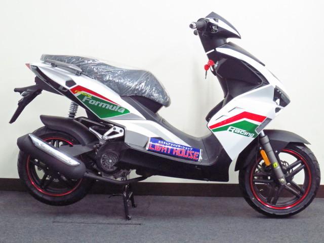 ●軽量でコンパクトな車体に 最新の パワフルな 4サイクル125ccエンジンを搭載● ●軽量でコンパクトな車体に 最新の パワフルな 4サイクル125ccエンジンを搭載●