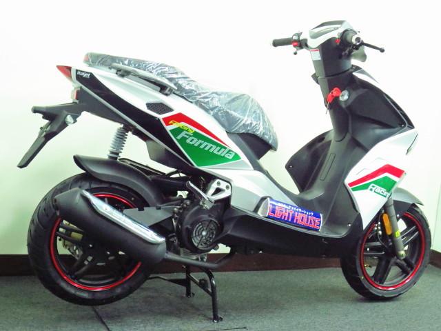 ●前後13インチアルミホイール や 前後ディスクブレーキを採用した本格的なスポーツスクーターです● ●前後13インチアルミホイール や 前後ディスクブレーキを採用した本格的なスポーツスクーターです●