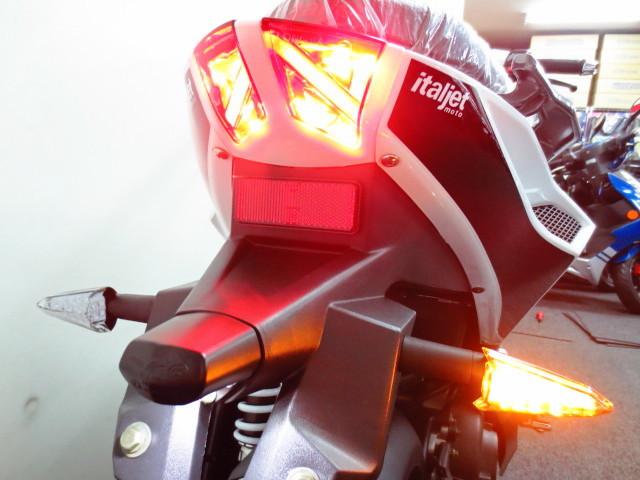 ●後続車からの視認性に優れた安全性の高い LED式のテールランプを採用● ●後続車からの視認性に優れた安全性の高い LED式のテールランプを採用●