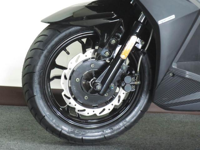 ◇ 260ミリのオフセット型のウェーブディスクを採用 ◇ 前タイヤサイズは 100/90−14 ◇ 260ミリのオフセット型のウェーブディスクを採用 ◇ 前タイヤサイズは 100/90−14