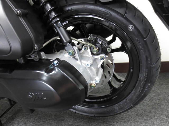 ◇ 130ミリのリヤディスクブレーキを採用 ◇ タイヤサイズは 110/80−14 ◇ 130ミリのリヤディスクブレーキを採用 ◇ タイヤサイズは 110/80−14