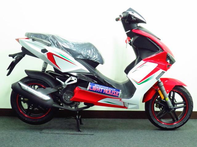 ●軽量でコンパクトな車体に 最新の パワフルな 4サイクル125ccエンジンを搭載● ●軽量でコンパクトな車体に 最新の パワフルな 4サイクル125ccエンジンを搭載●