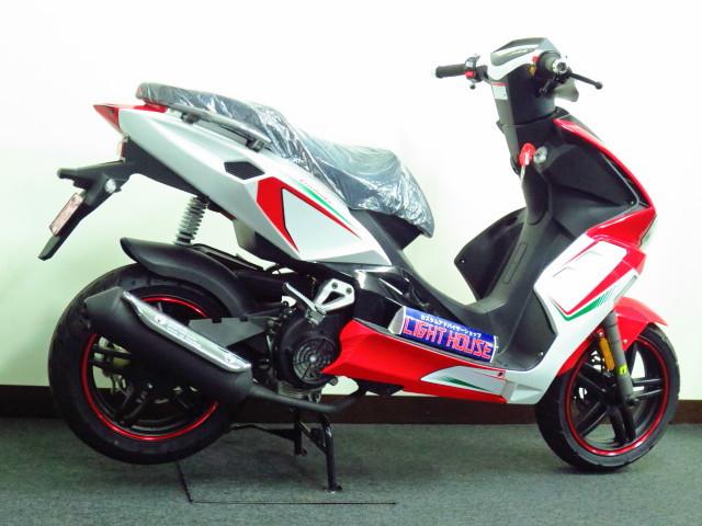 ●前後13インチアルミホイール や 前後ディスクブレーキを採用した本格的なスポーツスクーターです● ●前後13インチアルミホイール や 前後ディスクブレーキを採用した本格的なスポーツスクーターです●