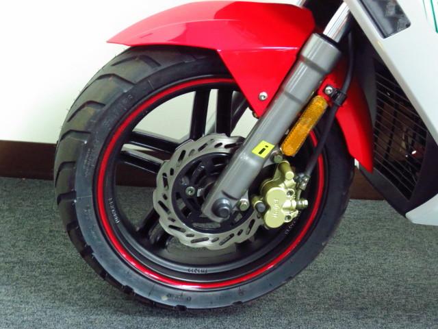 ●フロントブレーキには ウェーブディスクを採用 ●タイヤサイズは 120・60・13● ●フロントブレーキには ウェーブディスクを採用 ●タイヤサイズは 120・60・13●