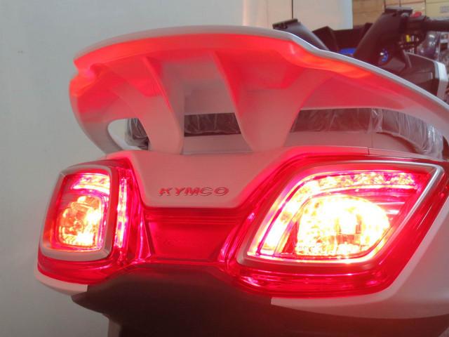 後続車からの視認性に優れた LEDテールランプを採用 後続車からの視認性に優れた LEDテールランプを採用