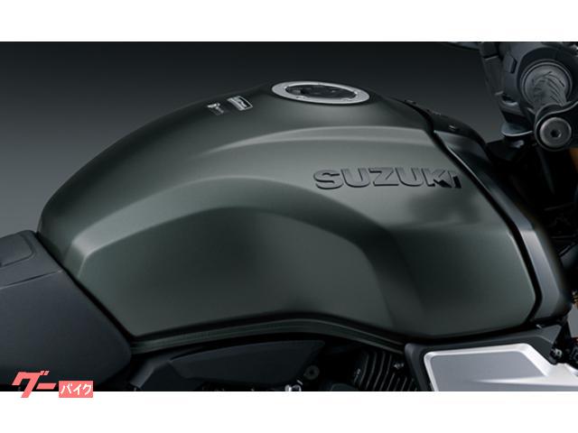 スズキＴ５００の流れるようなラインを彷彿させる、美しいフォルムのタンクが完成。容量は１６Ｌ