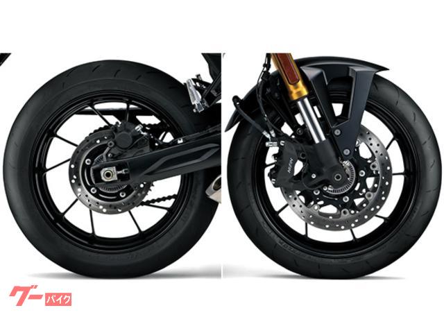 フロント１２０／７０ＺＲ１７、リヤ１８０／５５ＺＲ１７のダンロップ製ラジアルタイヤを採用