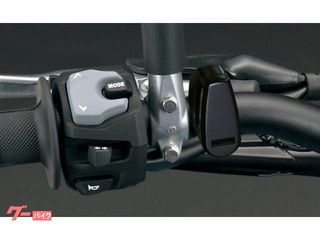 左ハンドルに、駐停車時にヘルメットを掛けることができるヘルメットホルダーを標準装備