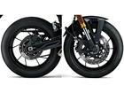 フロント１２０／７０ＺＲ１７、リヤ１８０／５５ＺＲ１７のダンロップ製ラジアルタイヤを採用
