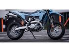 スーパーモトモデルとして前・後１７インチのリムとダンロップ製タイヤを採用