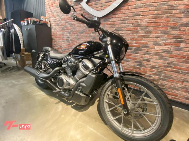 スタイリッシュな、ビキニカウルとパッセンジャーシート(標準装備)。 スタイリッシュな、ビキニカウルとパッセンジャーシート(標準装備)。
