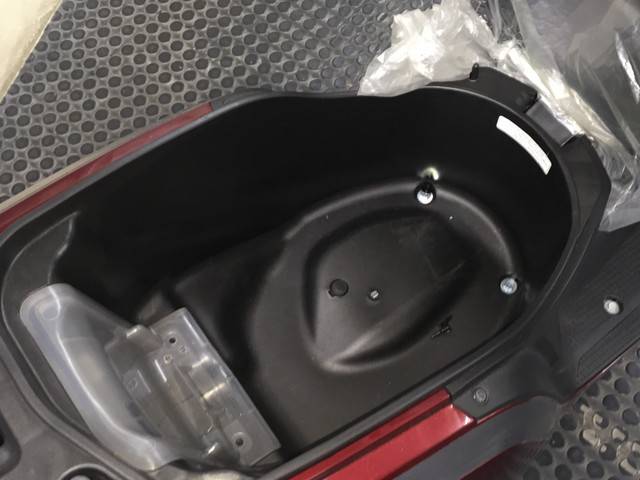 大容量23Lのメットイン採用でフルフェイスヘルメットも入ります! 大容量23Lのメットイン採用でフルフェイスヘルメットも入ります!