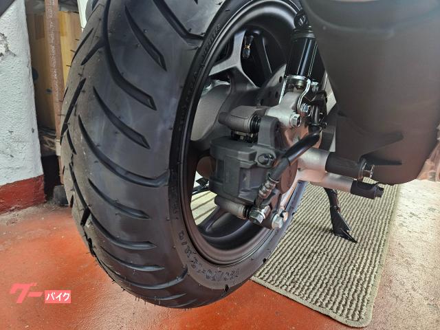 フロントとリアに大型ディスクブレーキ( 220mm)を採用 フロントとリアに大型ディスクブレーキ( 220mm)を採用