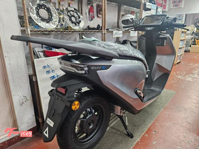 ライン状に発光するフロントポジションランプとテールランプ ライン状に発光するフロントポジションランプとテールランプ