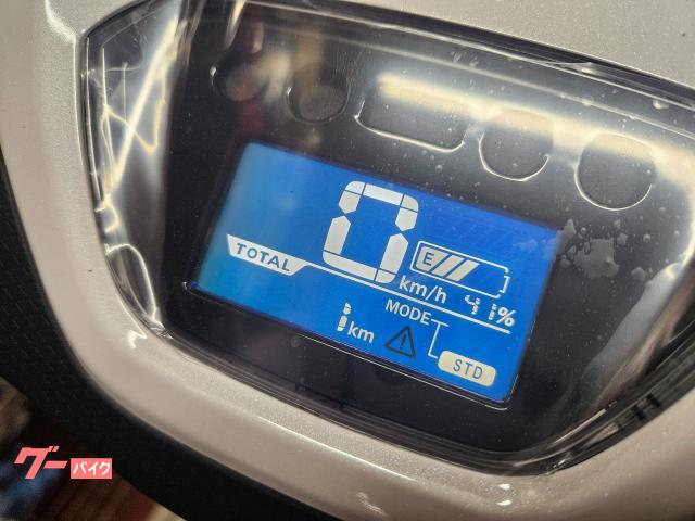 反転液晶表示のフルデジタルメーター。バッテリー残量など、さまざまな情報を見やすく表示します