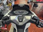 メーターの枠やウインカーとのまとまりを強化したワイドな形状とすることで、流麗でシャープな車体イメージ
