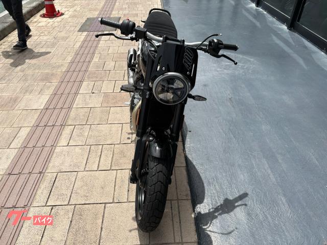 トライアンフらしい豪華な車体構成は中型モデルでも変わりません！