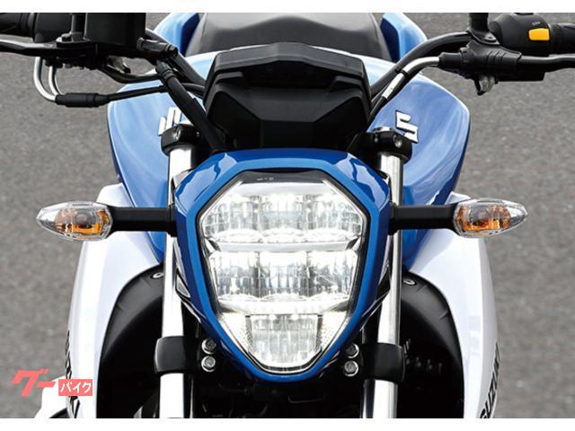 薄型でコンパクトなＬＥＤヘッドライトを装備