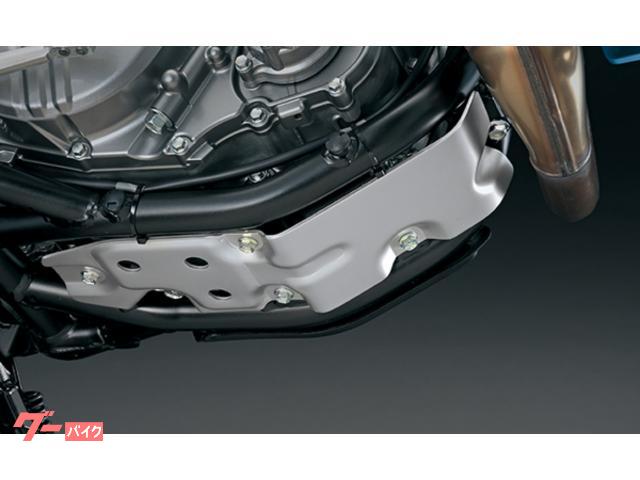 エンジンを保護しながらタフなイメージを強調するアルミ製のアンダーカバーを標準装備
