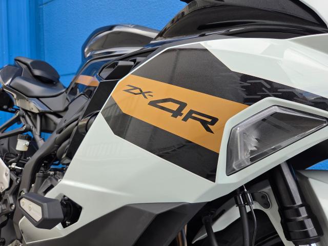 ほわいとらん出品 カワサキ Ninja ZX－4R SE｜モトフリークウイリー とよみ店