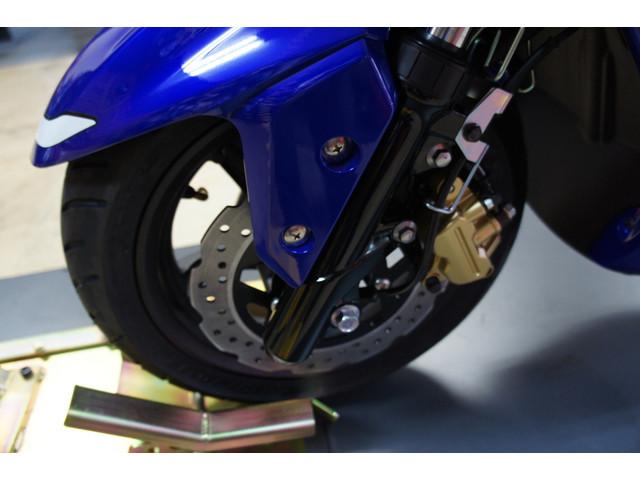 ブラックホイールにゴールドのブレーキキャリパー ブラックホイールにゴールドのブレーキキャリパー