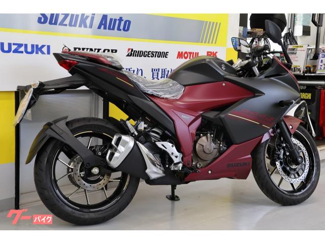 大型ディスプレイは、ギアポジションやRPMインジケーターと多彩な機能を備えています。 大型ディスプレイは、ギアポジションやRPMインジケーターと多彩な機能を備えています。