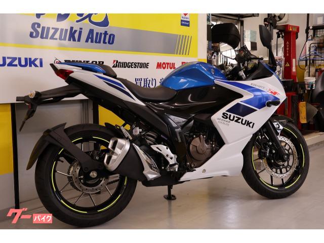 大型ディスプレイは、ギアポジションやRPMインジケーターと多彩な機能を備えています。 大型ディスプレイは、ギアポジションやRPMインジケーターと多彩な機能を備えています。