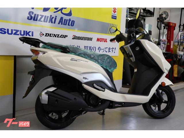 USBソケットや大型トランク、アイドリングストップと機能面も充実! USBソケットや大型トランク、アイドリングストップと機能面も充実!