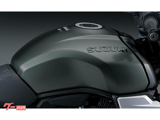 スズキＴ５００の流れるようなラインを彷彿させる、美しいフォルムのタンク。容量は１６Ｌ