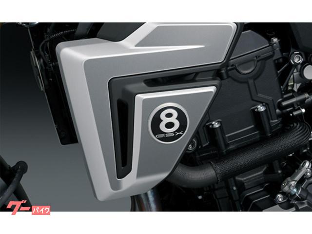 ビリヤードの「エイトボール」をイメージした「８」の立体エンブレム