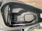 トランクスペースにはヘルメットホルダーを左右に１個ずつ装備