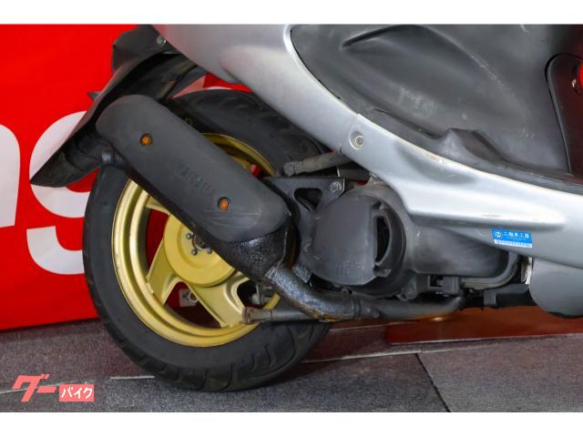 あっと驚く旧車スクーターまで!70台が並ぶショールームです。 あっと驚く旧車スクーターまで!70台が並ぶショールームです。