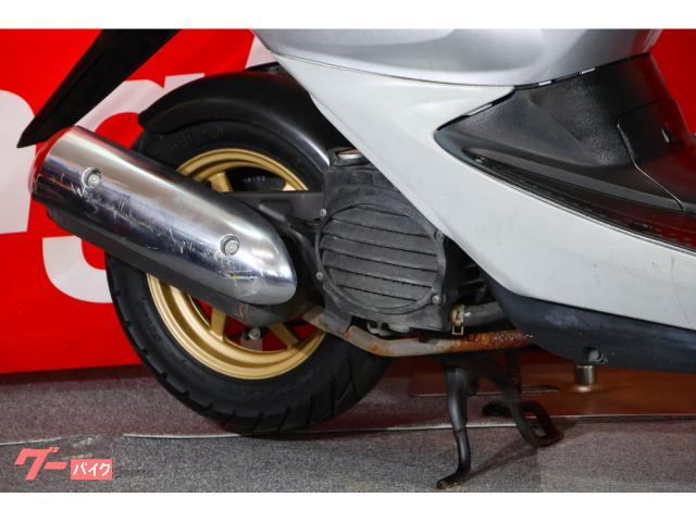あっと驚く旧車スクーターまで!70台が並ぶショールームです。 あっと驚く旧車スクーターまで!70台が並ぶショールームです。
