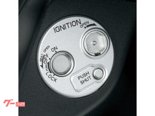 鍵穴へのいたずらや、盗難を抑止するシャッター付キーシリンダーを装備。キーシリンダーは、シートオープン 鍵穴へのいたずらや、盗難を抑止するシャッター付キーシリンダーを装備。キーシリンダーは、シートオープン