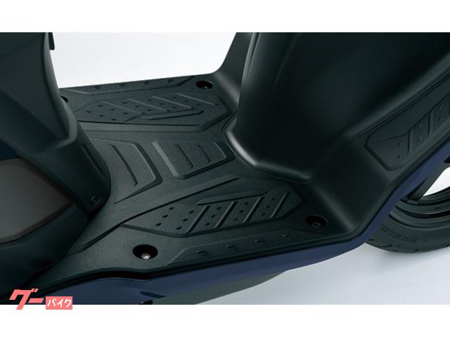 広々としたフラットなフロアボードは、足元に窮屈さを感じることない 広々としたフラットなフロアボードは、足元に窮屈さを感じることない