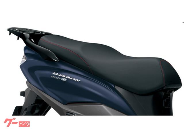 赤いステッチがアクセントとして印象的なシートは、快適なロングシートを採用 赤いステッチがアクセントとして印象的なシートは、快適なロングシートを採用